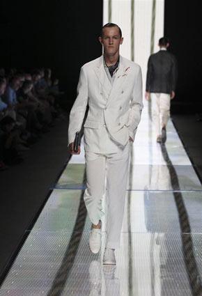 Louis Vuitton تكشف عن مجموعة ربيع صيف 2013 في دبي